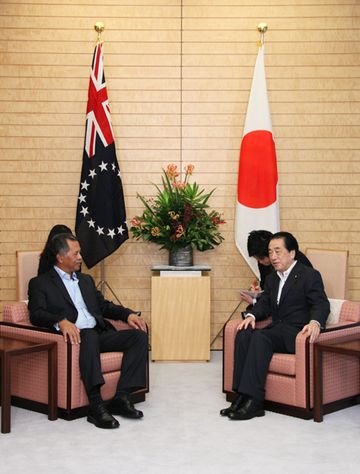 Photograph of Prime Minister Kan holding talks with Prime Minister Puna of the Cook Islands 1