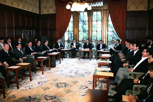 Photograph of the Prime Minister delivering an address at the Final Draft Preparation Meeting of the Headquarters of the Government and Ruling Parties for Social Security Reform 2