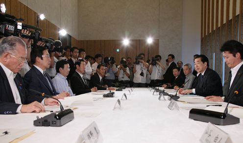 Photograph of the Prime Minister delivering an address at the meeting of the Energy and Environment Council 2