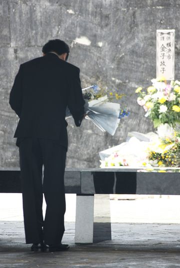 Photograph of the Prime Minister offering flowers at the National Cemetery for the War Dead
