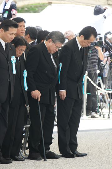 Photograph of the Prime Minister offering a silent prayer at the Memorial Ceremony to Commemorate the Fallen on the 66th Anniversary of the End of the Battle of Okinawa
