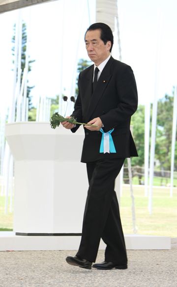 Photograph of the Prime Minister offering a flower at the Memorial Ceremony to Commemorate the Fallen on the 66th Anniversary of the End of the Battle of Okinawa 1