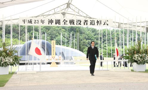 Photograph of the Prime Minister offering a flower at the Memorial Ceremony to Commemorate the Fallen on the 66th Anniversary of the End of the Battle of Okinawa 2