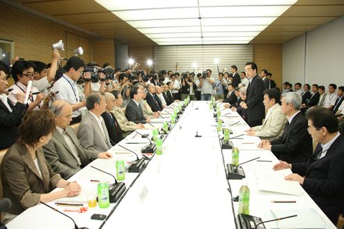 Photograph of the Prime Minister delivering an address at the meeting of the Reconstruction Design Council in Response to the Great East Japan Earthquake 1
