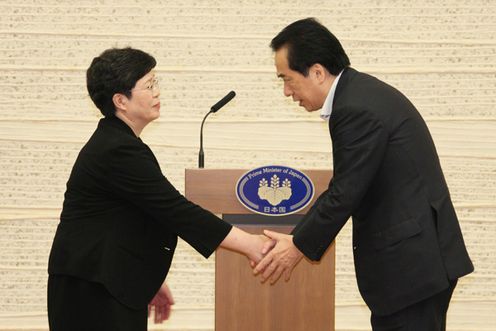 Photograph of the Prime Minister shaking hands with the head of the plaintiff’s group in a hepatitis B suit