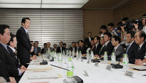 Photograph of the Prime Minister delivering an address at the meeting of the Headquarters of the Government and Ruling Parties for Social Security Reform 3
