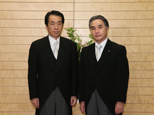 Photograph of the Prime Minister attending a photograph session with the Minister for Reconstruction in response to the Great East Japan Earthquake who received the Prime Minister's order