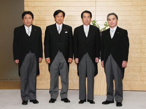 Photograph of the Prime Minister attending a photograph session with the Minister for Reconstruction in response to the Great East Japan Earthquake and Senior Vice-Minister of the Cabinet Office who received the Prime Minister's orders