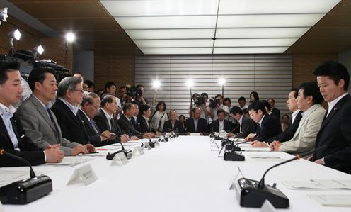 Photograph of the Prime Minister attending the meeting of the Ministerial Council on Monthly Economic Report and Other Relative Issues 2
