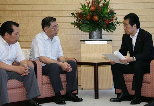 Photograph of the Prime Minister hearing request from Okuma Town
