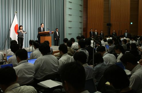 Photograph of the Prime Minister holding a press conference 4