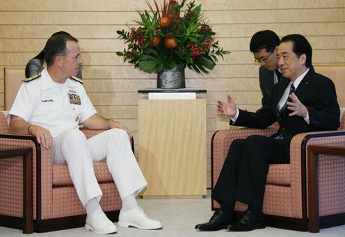 Photograph of the Prime Minister receiving a courtesy call from Chairman of the Joint Chiefs of Staff of the United States Armed Forces Admiral Mullen 2