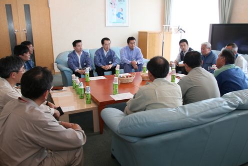 Photograph of the Prime Minister exchanging views with people engaged in the work to conclude the incident at the Tokyo Electric Power Company (TEPCO) Fukushima Daiichi Nuclear Power Station