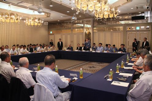 Photograph of the Prime Minister exchanging views with heads of local municipalities and others involved in the nuclear power station incident 2