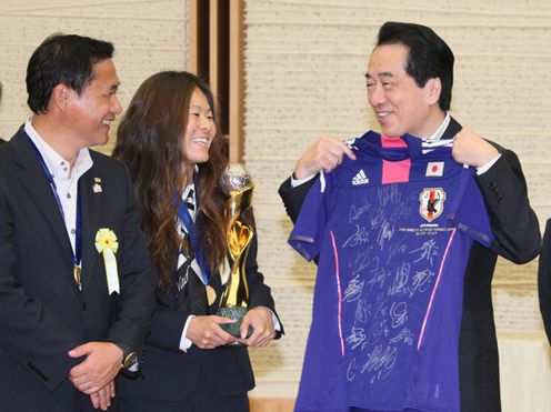 Photograph of the Prime Minister receiving a courtesy call from the Japan National Team for the FIFA Women's World Cup Germany 2011 2