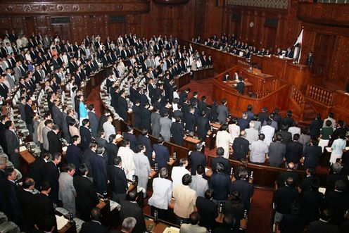 Photograph of the Prime Minister bowing after the passage of the second supplementary budget for FY2011 at the plenary session of the House of Representatives 2