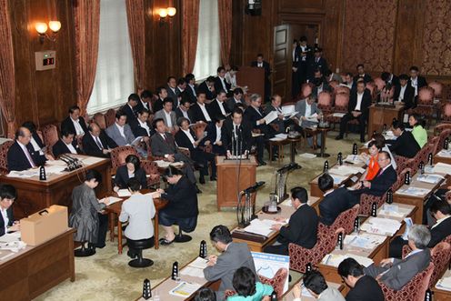 Photograph of the Prime Minister answering questions at the meeting of the Budget Committee of the House of Councillors 2