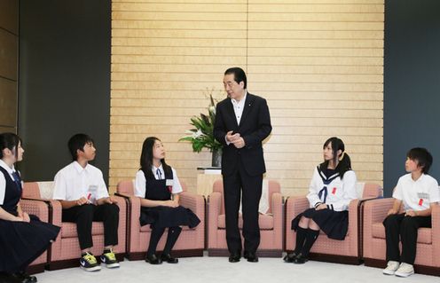 Photograph of the Prime Minister receiving a courtesy call from young descendants of former inhabitants of the Northern Territories of Japan 2