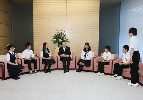 Photograph of the Prime Minister receiving a courtesy call from young descendants of former inhabitants of the Northern Territories of Japan 4