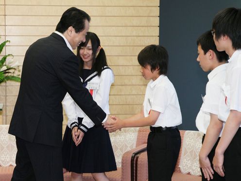 Photograph of the Prime Minister receiving a courtesy call from young descendants of former inhabitants of the Northern Territories of Japan 5