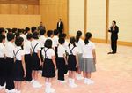 Photograph of the Prime Minister receiving a courtesy call from groups of junior reporters from Okinawa and Hakodate 1