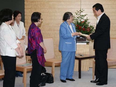 Photograph of the Prime Minister receiving a letter of request from the 6.11 Symposium 
