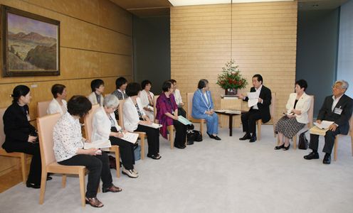 Photograph of the Prime Minister meeting with the 6.11 Symposium 
