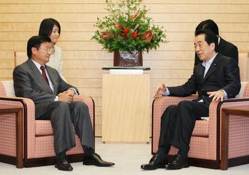 Photograph of the Prime Minister receiving a courtesy call from Deputy Prime Minister Thongloun 2