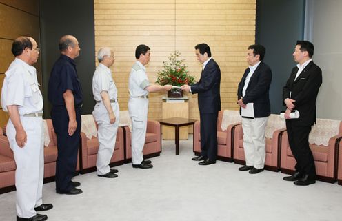 Photograph of the Prime Minister hearing requests from the Governor of Miyagi Prefecture and others 2