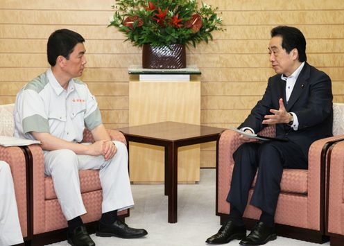Photograph of the Prime Minister hearing requests from the Governor of Miyagi Prefecture and others 3