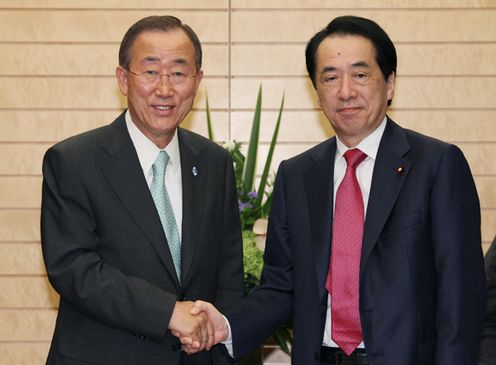 Photograph of Prime Minister Kan shaking hands with Secretary-General of the United Nations Ban Ki-Moon