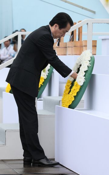Photograph of the Prime Minister offering flowers at the Nagasaki Peace Ceremony
