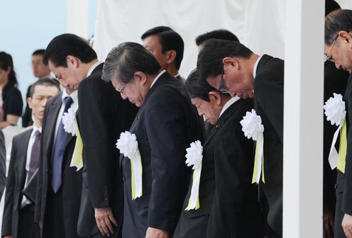 Photograph of the Prime Minister offering a silent prayer at the Nagasaki Peace Ceremony