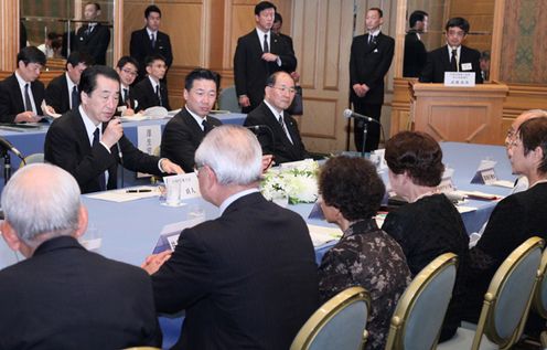 Photograph of the Prime Minister delivering an address at the meeting with the Special Communicators for a World without Nuclear Weapons