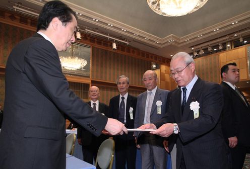 Photograph of the Prime Minister receiving a letter of request from atomic bomb victims' organizations