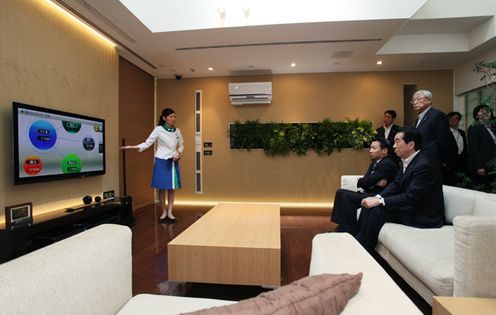 Photograph of the Prime Minister observing an energy-saving model home 1