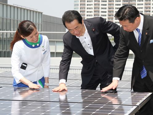 Photograph of the Prime Minister observing an energy-saving model home 2