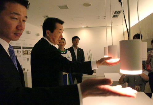 Photograph of the Prime Minister observing an energy-saving model home 3