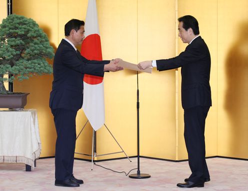 Photograph of the Prime Minister awarding the certificate of commendation to Coach Norio Sasaki at the ceremony to present the National Honor Award