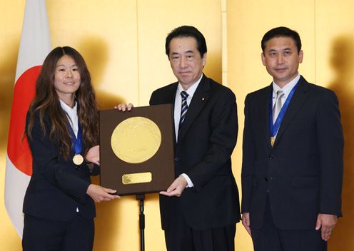 Photograph of the Prime Minister awarding the shield to player Homare Sawa at the ceremony to present the National Honor Award
