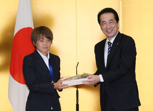 Photograph of the Prime Minister offering the commemorative gift to player Aya Miyama at the ceremony to present the National Honor Award