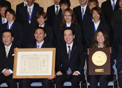 Commemorative photograph at the ceremony to present the National Honor Award 2