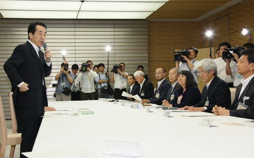 Photograph of the Prime Minister delivering an address during the exchange of views 1