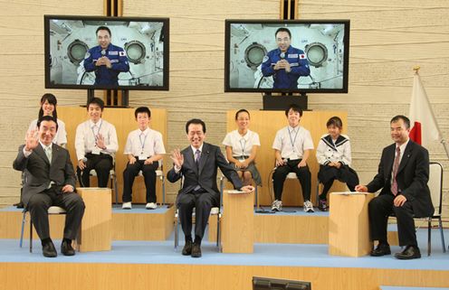 Photograph of the Prime Minister conversing with Astronaut Furukawa 1