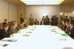 Prime Minister Koizumi Meets with Heads of Local Governments and Experts on National Urban Renaissance