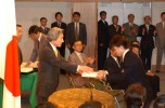 Prime Minister Koizumi Presents Commemorative Gifts to Athletes of the 2002 Winter Olympics and Paralympics in Salt Lake City