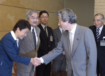Prime Minister Meets with Members of the New Japan-China Committee in the 21st Century
