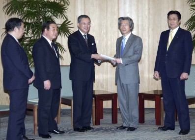 Prime Minister Koizumi Receives the Third Report from the Council for Regulatory Reform