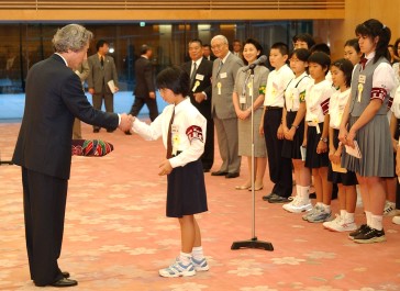 Budding Reporters from Okinawa Pay Courtesy Call on the Prime Minister 