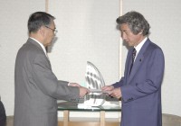 Prime Minister Meets with the Governor of Okinawa Prefecture
